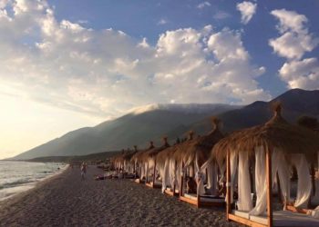 Sot do të niste punën në plazhin që kishte marrë me qira, biznesmenit në Dhërmi i djegin shezllonet