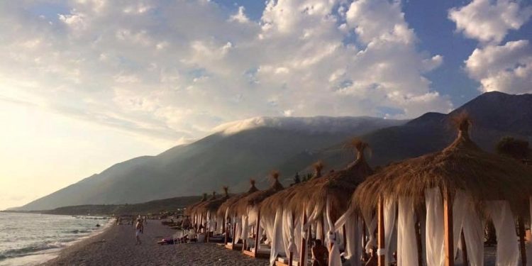 Sot do të niste punën në plazhin që kishte marrë me qira, biznesmenit në Dhërmi i djegin shezllonet