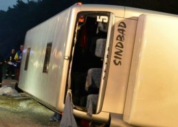 Pakistan/ Përmbyset në mes të rrugës autobusi me pelegrinë, 19 persona mbeten të vdekur dhe 50 të plagosur