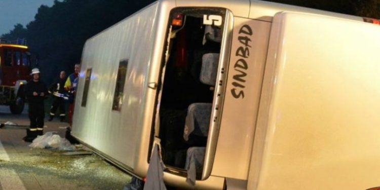 Pakistan/ Përmbyset në mes të rrugës autobusi me pelegrinë, 19 persona mbeten të vdekur dhe 50 të plagosur