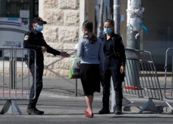 Izraeli heq maskën në ambientet e mbyllura pas më shumë se një viti