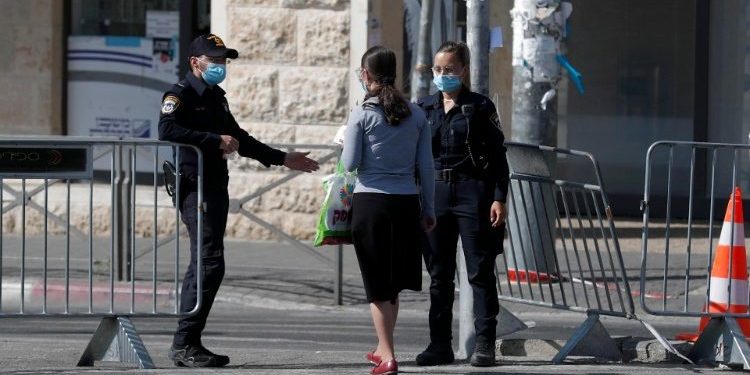 Izraeli heq maskën në ambientet e mbyllura pas më shumë se një viti