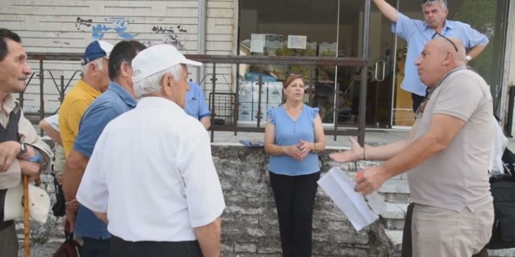 Banorët e Dropullit protestë për mungesën e transportit urban