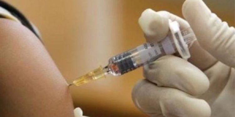 Pushohet nga puna mjeku që vaksinoi gabimisht një vajzë 9-vjeçare