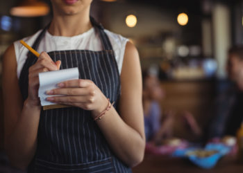 Ngjarje e pazakontë/ Kamarierja i pret organin gjenital pronarit të kafenesë