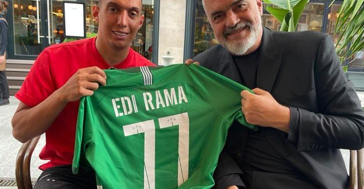“Me shqipon që guxoi t’i bënte gol Juves”, Rama poston foton me sulmuesin e Kombëtares