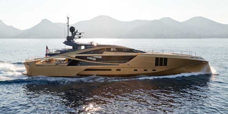 Mbërrin në Sarandë jahti luksoz më vlerë 28 milionë euro, mister kush qëndron brenda (VIDEO)