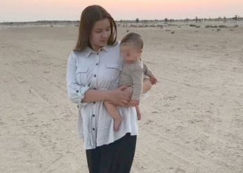 U vra nga bashkëshorti pilot, nëna e Caroline merr kujdestarinë e vajzës së vogël