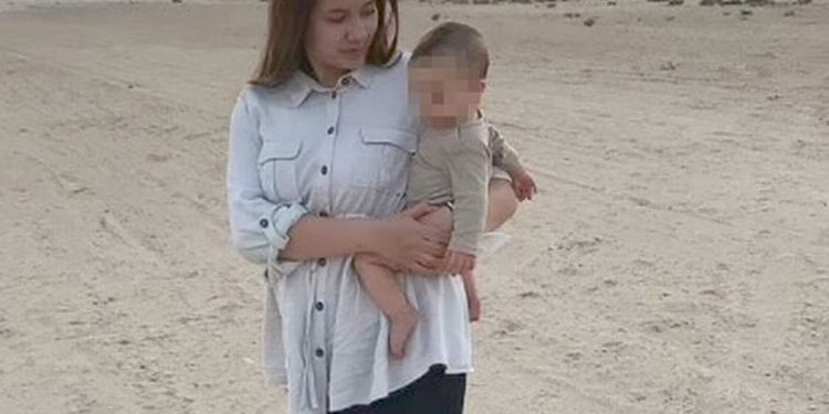 U vra nga bashkëshorti pilot, nëna e Caroline merr kujdestarinë e vajzës së vogël