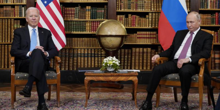 Incident mes gazetarëve dhe forcave të sigurisë në takimin Biden-Putin