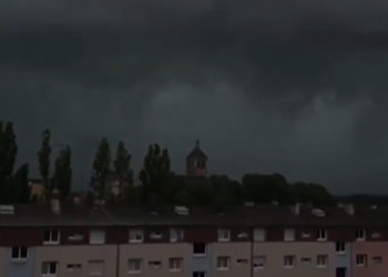 E pazakontë në Francë, dita bëhet natë për disa minuta (VIDEO)