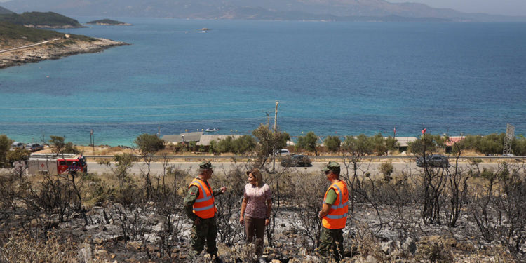 Pas zjarrit të madh, zv.ministrja shkon në Ksamil: Para përgjegjësisë penale të gjithë ata që dëmtojnë natyrën