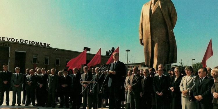 Kryetari i Partisë së Punës ndez debatin: Të ngrihet një monument për Enver Hoxhën në Tiranë e Prishtinë, të kujtohet ky hero i madh i shqiptarëve