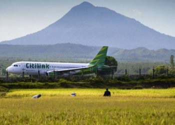 Ishte me Covid-19, burri maskohet si bashkëshortja për të hipur në avion