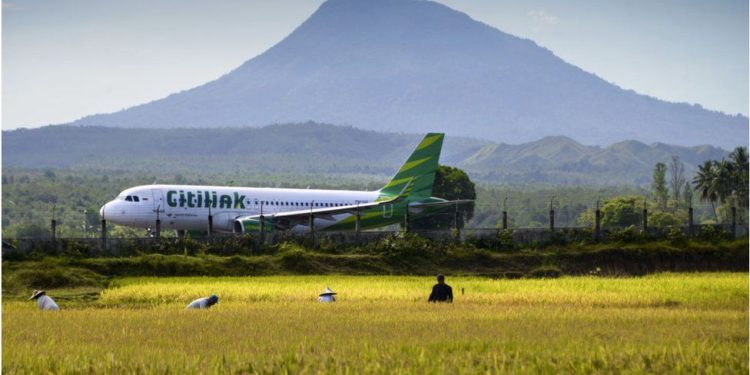 Ishte me Covid-19, burri maskohet si bashkëshortja për të hipur në avion