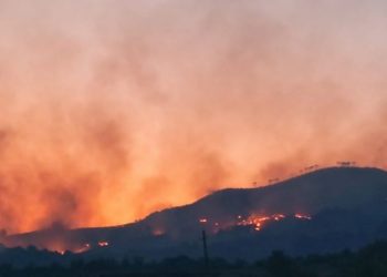 Del jashtë kontrollit zjarri në Përmet, shihni ç’po ndodhë (FOTO)