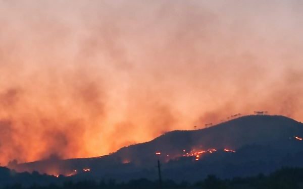 Del jashtë kontrollit zjarri në Përmet, shihni ç’po ndodhë (FOTO)
