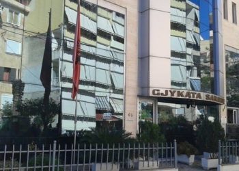 Hyri në fushë dhe rrahu arbitrin, Gjykata e Sarandës dënon tifozin nga Delvina