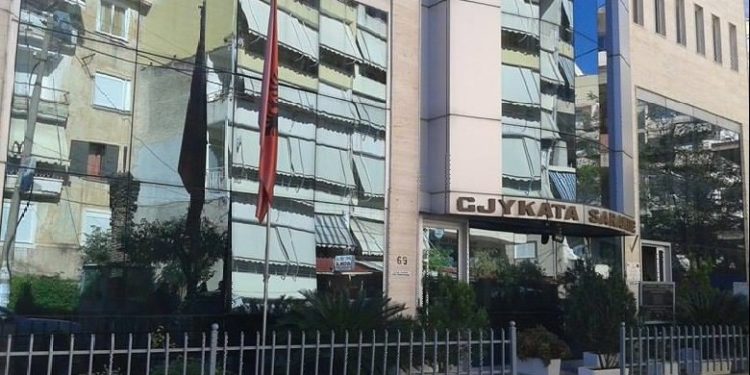 Hyri në fushë dhe rrahu arbitrin, Gjykata e Sarandës dënon tifozin nga Delvina