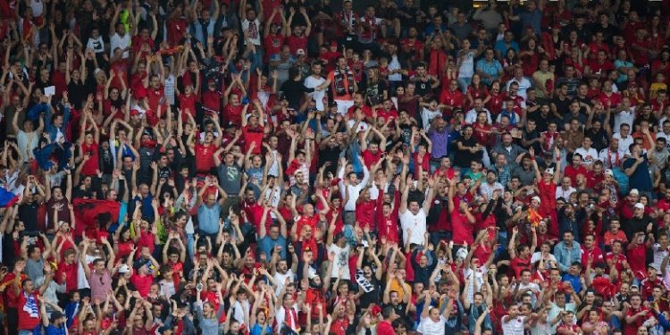 Lajm i mirë/ Tifozët rikthehen në stadiumet shqiptare pas 16 muajsh!