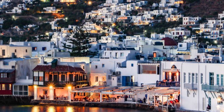 Rritja e infektimeve, rrezikojnë mbylljen dy ishuj në Greqi