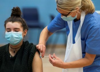 Britania del kundër vaksinimit masiv të adoleshentëve