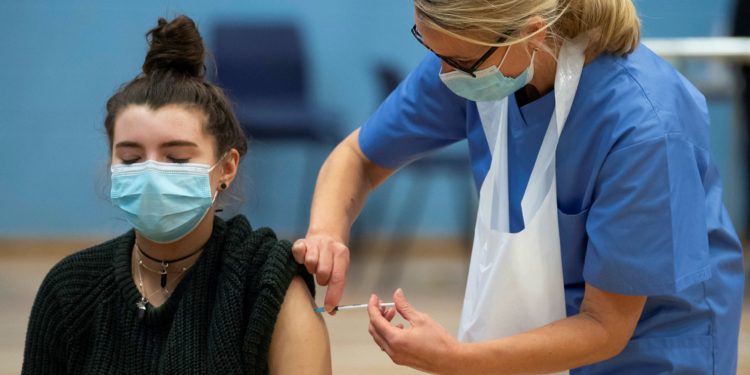 Britania del kundër vaksinimit masiv të adoleshentëve