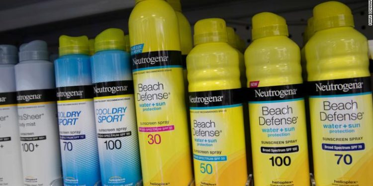 NDALONI përdorimin e këtyre produkteve kundra diellit, gjendet një kimikat që shkakton kancer (Dokumenti)