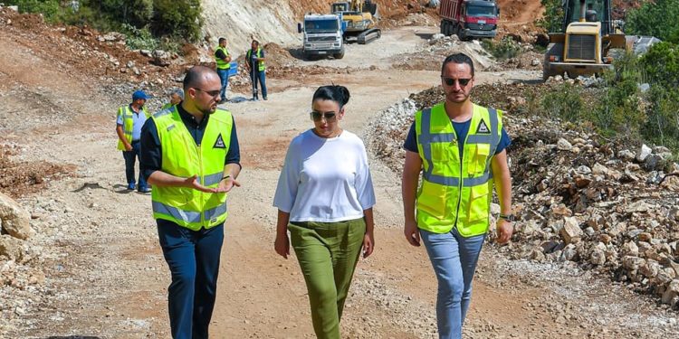 Ndërtimi i rrugës Palasë-Dhërmi, realizohet mbi 60% e punimeve (VIDEO)