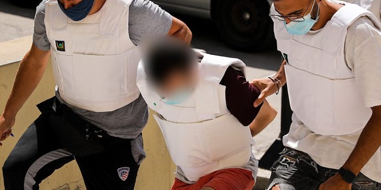 Me kokën ulur dhe duart e lidhura, del në gjyq shqiptari që i preu fytin gruas në Athinë (Emri)