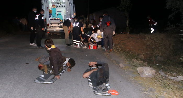 Turqi/ Përmbyset një minibus, 12 viktima dhe 20 të plagosur