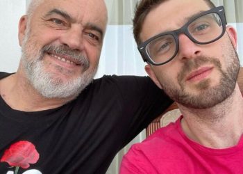 Djali i Soros me pushime në Shqipëri, pozon foto me Edi Ramën