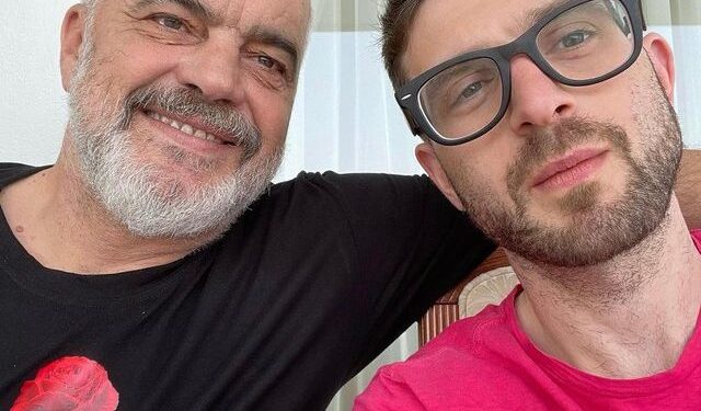 Djali i Soros me pushime në Shqipëri, pozon foto me Edi Ramën