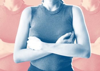 Femrave që vaksinohen me Pfizer u rritet gjoksi. Si është e vërteta