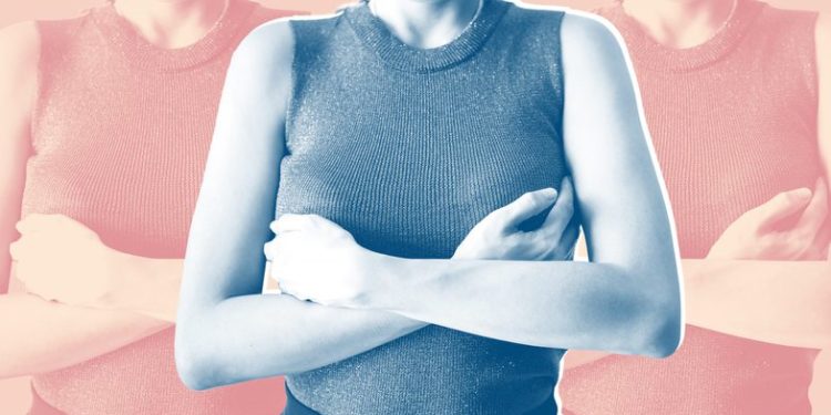 Femrave që vaksinohen me Pfizer u rritet gjoksi. Si është e vërteta