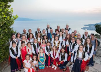 Presidenti Meta dekoron grupin polifonik dhe artistë e trevës së Sarandës: Nderim për lartësimin e trashëgimisë tonë kulturore