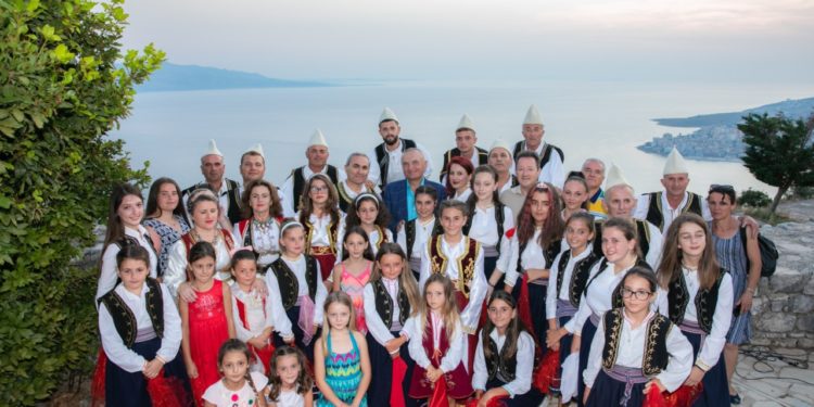 Presidenti Meta dekoron grupin polifonik dhe artistë e trevës së Sarandës: Nderim për lartësimin e trashëgimisë tonë kulturore