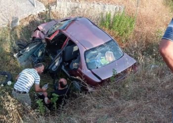 Makina del nga rruga në aksin Levan-Tepelenë, plagoset shoferi