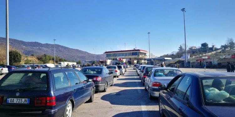 Hapja e Kakavijës dhe Kapshticës, shqiptarët dynden drejt Greqisë