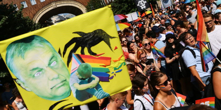 Parada e komunitetit LGTBI kthehet në protestë kundër qeverisë së Orban