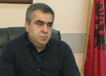 “I bëj shenjë: Je çmendur?”/ Blendi Gonxhe tregon skenën e frikshme: Prindi me shpejtësi 100 km në orë mbante fëmijën si “sanudiç” në timon