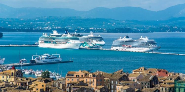 Greqia shtyn pas 10 korrikut hyrjen e pasagjerëve në Shqipëri përmes portit të Korfuzit