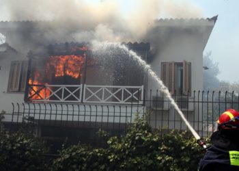 Zjarri në Athinë, ndalohen 4 persona, mes tyre një shqiptar