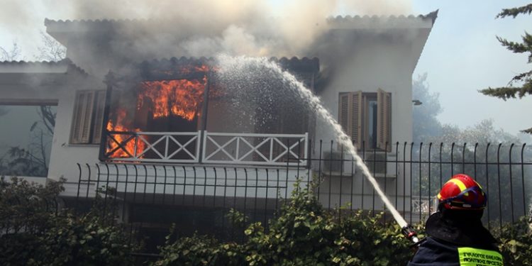 Zjarri në Athinë, ndalohen 4 persona, mes tyre një shqiptar