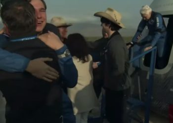 Përfundon aventura hapësinore e miliarderit, anija mbërrin në Tokë (VIDEO)