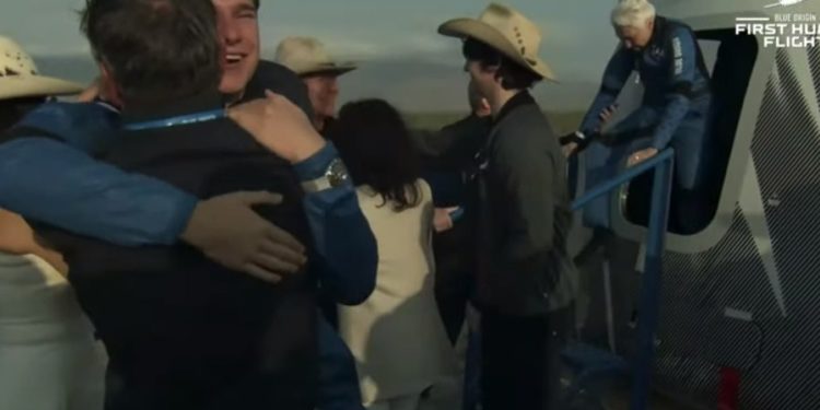 Përfundon aventura hapësinore e miliarderit, anija mbërrin në Tokë (VIDEO)