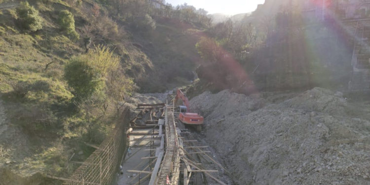 Ndërtimi i bypass-it, rrëzohen nga skela 2 punëtorë (EMRAT)