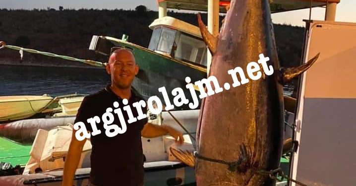 Peshkatarët në Sarandë kapin Tonin gjigant, ja sa kg peshon (FOTO)