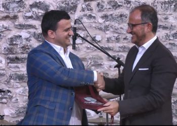 Luigi Soreca vlerësohet në Gjirokastër me çelësin e qytetit, kryebashkiaku: Disa të dëshpëruar në Tiranë që duan ta shpallin “non grata” s’kanë asgjë të përbashkët me vlerat tona dhe mikpritjen shqiptare