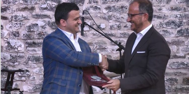 Luigi Soreca vlerësohet në Gjirokastër me çelësin e qytetit, kryebashkiaku: Disa të dëshpëruar në Tiranë që duan ta shpallin “non grata” s’kanë asgjë të përbashkët me vlerat tona dhe mikpritjen shqiptare